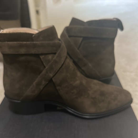 NEW NEVER WORN Chelsea boot in dark olive color size 7 - Picture 4 of 7